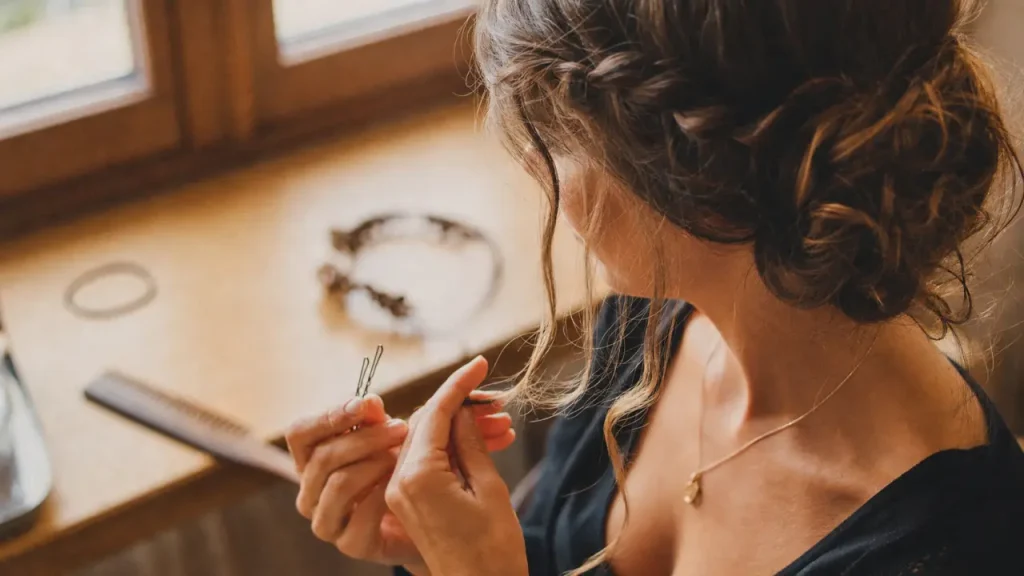 Coiffure bohème simple : chignon bas avec tresse décoiffée et volume naturel