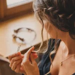 Coiffure bohème simple : chignon bas avec tresse décoiffée et volume naturel