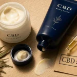 Crème cbd texture isolat sans THC sur table bois clair