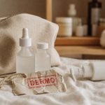 Dermo peau : trousse et flacons, éviter confusion avant d’acheter
