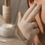 Dermocosmétique : crème appliquée sur la joue