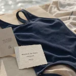 Maillot de bain recyclé sur présentoir : matière et étiquette produit