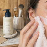 Peaux sensibles : main applique une crème douce sur peau rosie