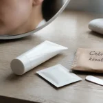 Crème pour kératose visage : tube et spatule sur table de consultation