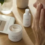 Crème visage femme enceinte et SPF50 sur table bois clair