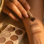Naturel maquillage yeux marrons : taupe et champagne point de lumière