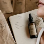 Royer cosmétique avis : bave d’escargot bio sur table, flacons cosmétiques