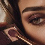 Yeux marron vert quel maquillage : prune et champagne, gros plan maquillage