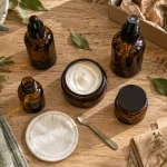 Coffret soin visage naturel sur table en bois, crème et soins pour le visage