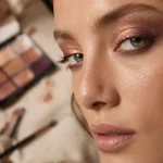 Maquillage naturel yeux vert : fards champagne, prune et cuivre sur œil vert