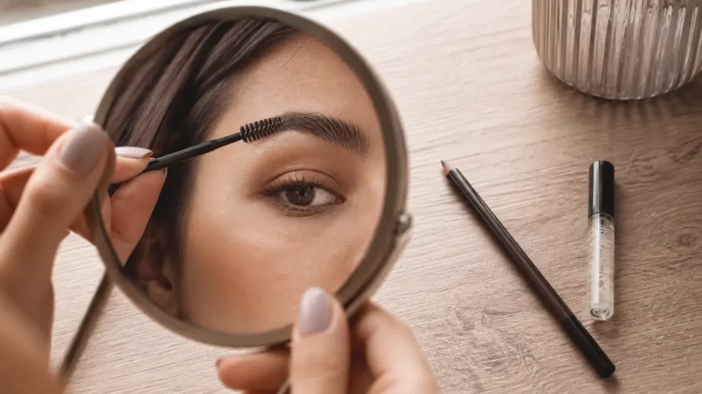 Maquillage sourcils naturel : 3 étapes pour une ligne nette sans effet dessiné