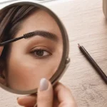 Maquillage sourcils naturel, ligne nette sans effet dessiné