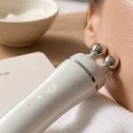 Soin du visage à microcourant à la maison : appareil sur peau hydratée